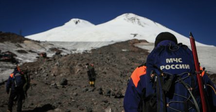 tela-treh-alpinistov-spustili-s-elbrusa-na-vysotu-5100-metrov-0a1d511