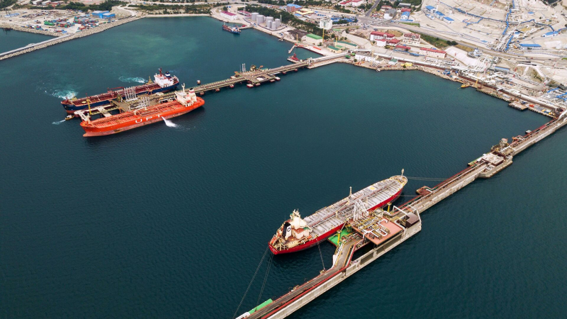 В порту Темрюк разлилась нефть с танкера "Леди Лейла" 