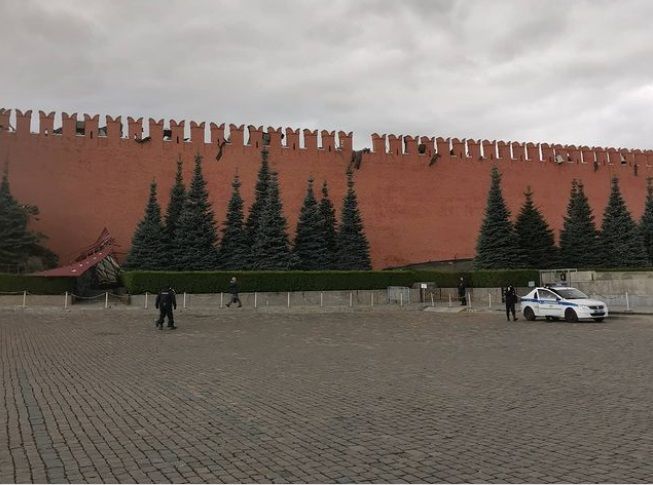 В обрушении фрагмента стены Кремля увидели плохой знак для режима Путина