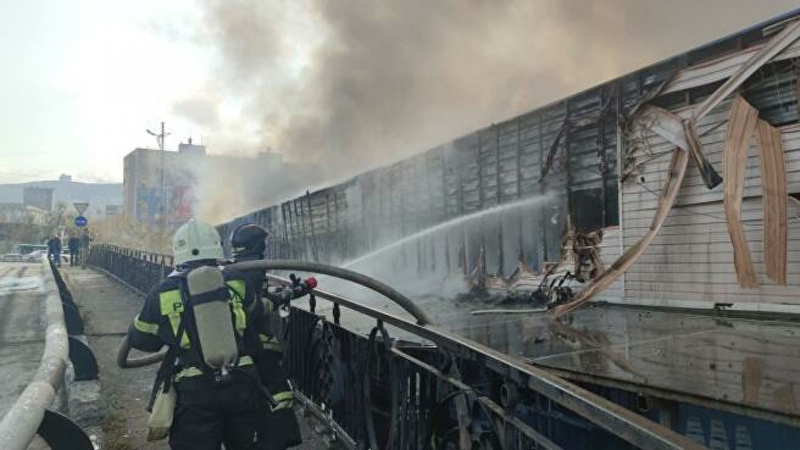 Очевидец рассказал, из-за чего возник пожар на рынке во Владивостоке