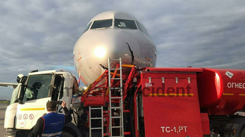 Самолет "Победы" столкнулся с топливозаправщиком в аэропорту Астрахани
