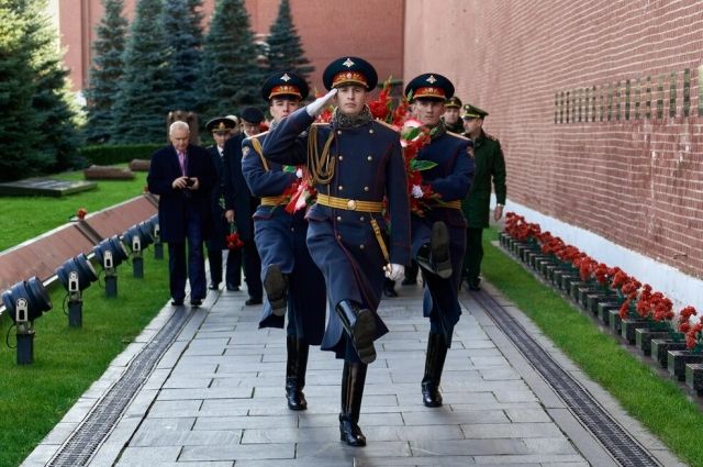 u-kremlevskoj-steny-pochtili-pamjat-general-polkovnika-aleksandra-shherbakova-0ae8f96