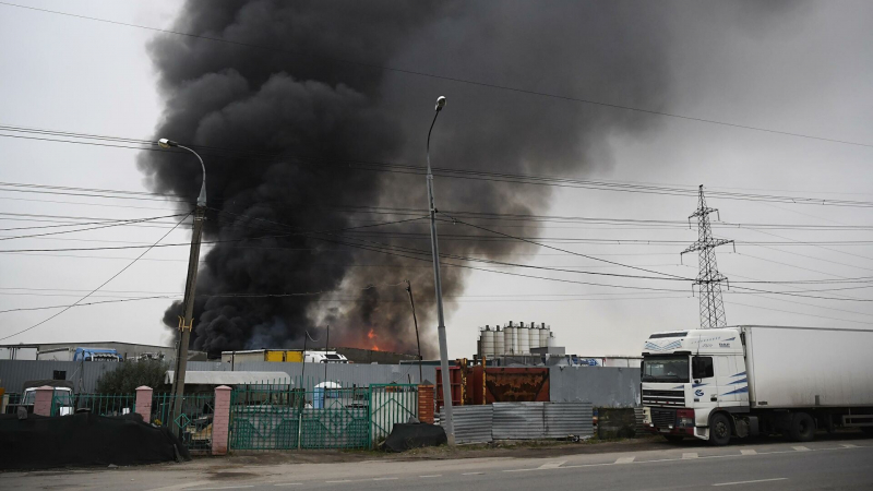 В Балашихе загорелась крыша склада горюче-смазочных материалов