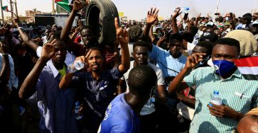 v-sudane-voennye-otkryli-ogon-po-protestujushhim-6358370