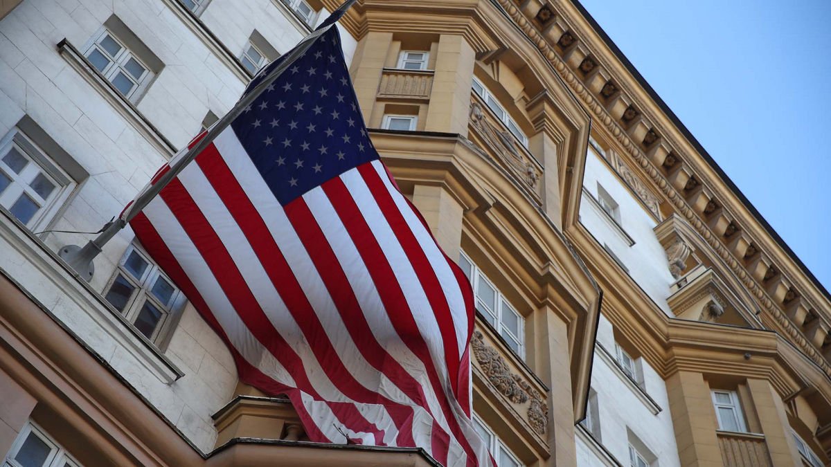 ​Россия упрашивает США увеличить дипломатический корпус в Москве: озвучены причины