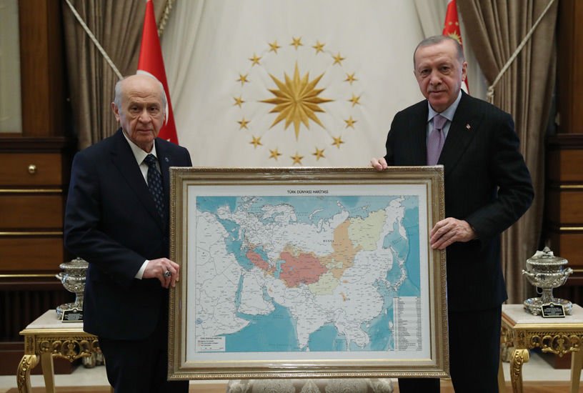 ​Эрдогану подарили карту "тюркского мира", в который попали и регионы России