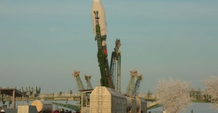 raketa-s-modulem-dlja-mks-ustanovlena-na-startovyj-stol-na-bajkonure-e4a8087