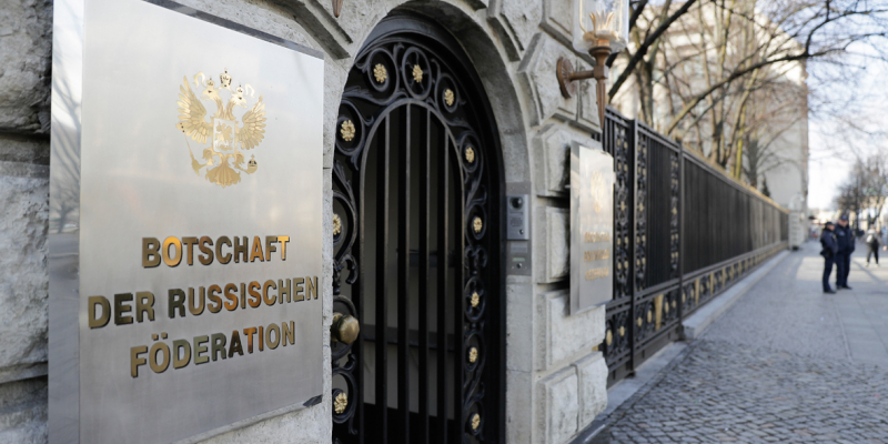 Тело российского дипломата нашли возле посольства в Берлине