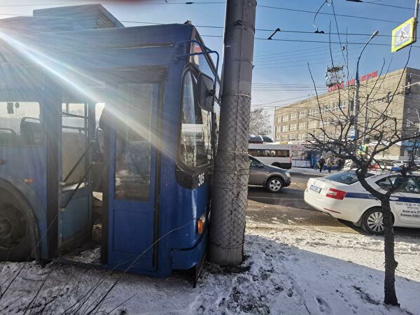 В Иркутске троллейбус врезался в столб