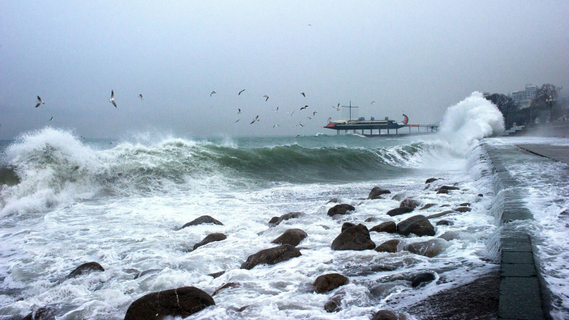 В Ялте затонуло судно из-за шторма
