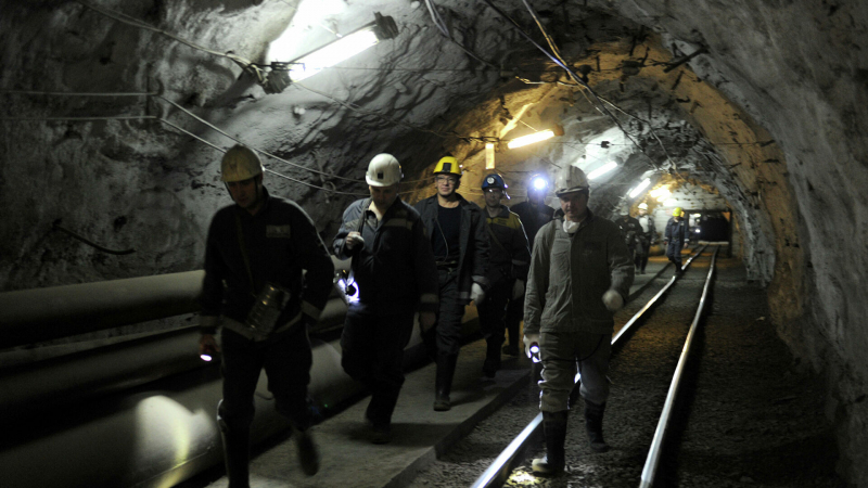 В шахте в Кузбассе произошло задымление, двое рабочих госпитализированы