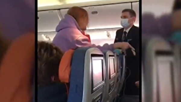 В Шереметьево пассажир попытался разбить иллюминатор в самолете