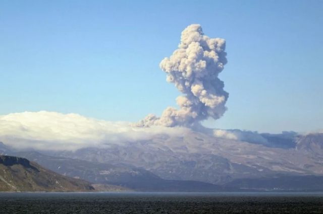 vulkan-ebeko-na-kurilah-vybrosil-pepel-na-vysotu-22-km-5507be1