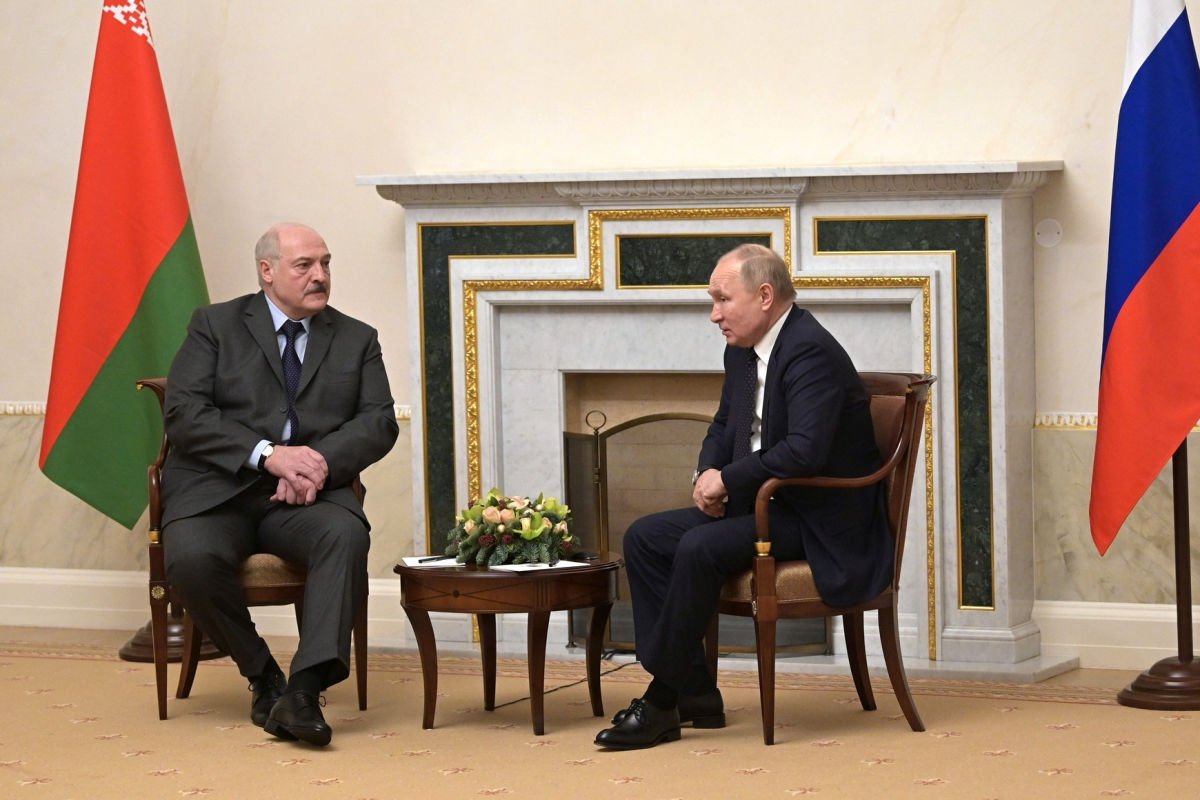​Путин пообещал Лукашенко ввести войска РФ в Беларусь во время будущего "референдума"