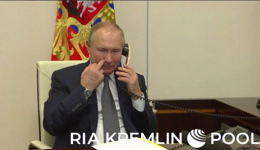 ​Путин, общаясь с 13-летней девочкой, показал неприличный жест