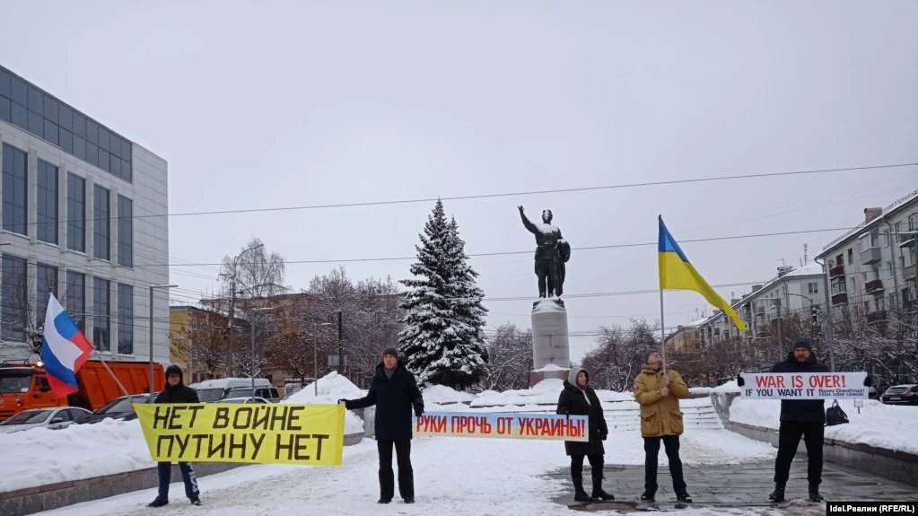 Жители российского Кирова призвали "стереть Украину с лица земли": на акции против войны произошел конфликт