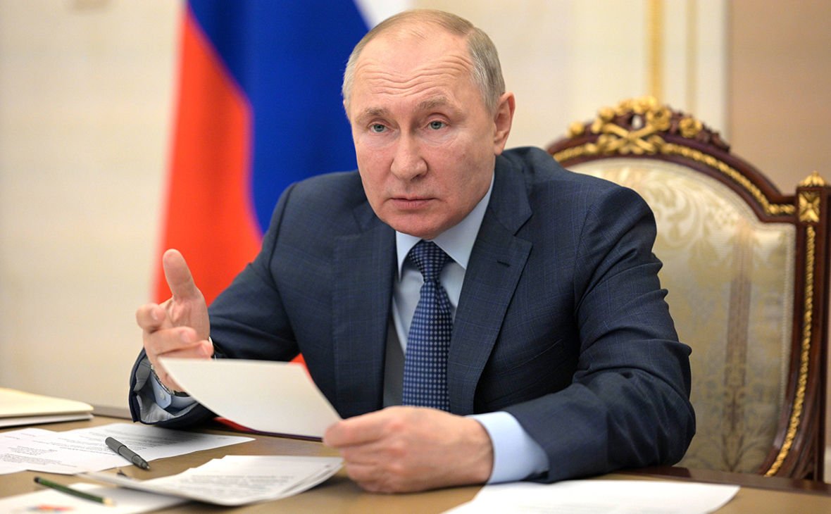 Путин швырнул папку на стол, возмутившись докладу российских чиновников: в Сети обсуждают видео
