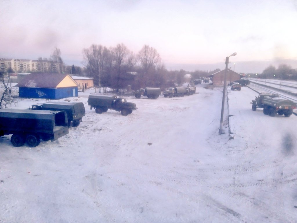 "До границы с Украиной 66 км. Прямо сейчас разгружают", - в Сети появились фото переброски новой военной техники РФ