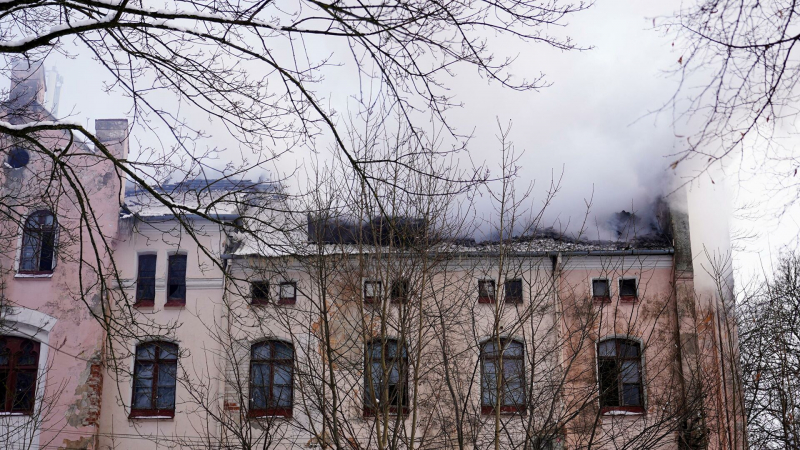 На северо-западе Москвы загорелось здание больницы