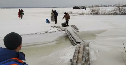 v-krasnojarskom-krae-spasateli-evakuirovali-rybakov-so-lda-eniseja-86aed61