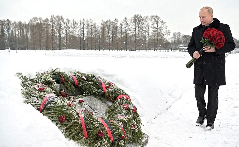 Снайперы и “дезинфицированные” сугробы: Сеть удивили меры предосторожности при поездке Путина на кладбище