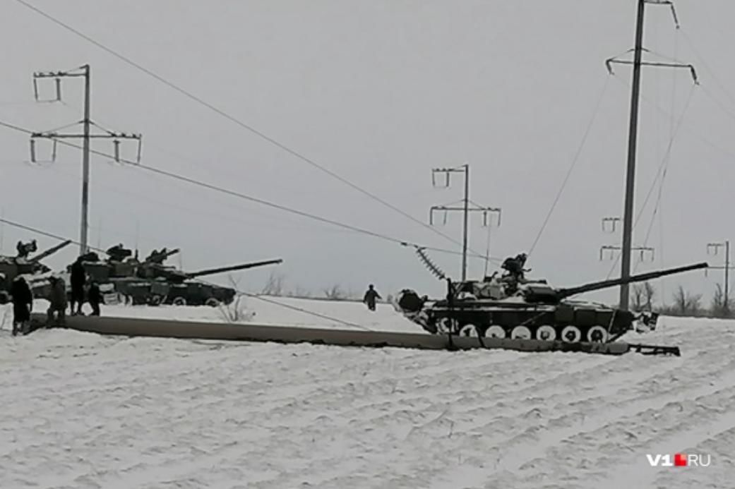Колонна российских танков попала в аварию: Т-72Б3 врезался в опору ЛЭП и снес ее, судьба экипажа неизвестна