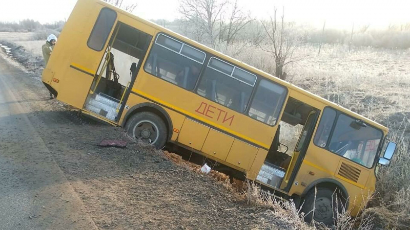 На Сахалине пассажирский автобус съехал в кювет