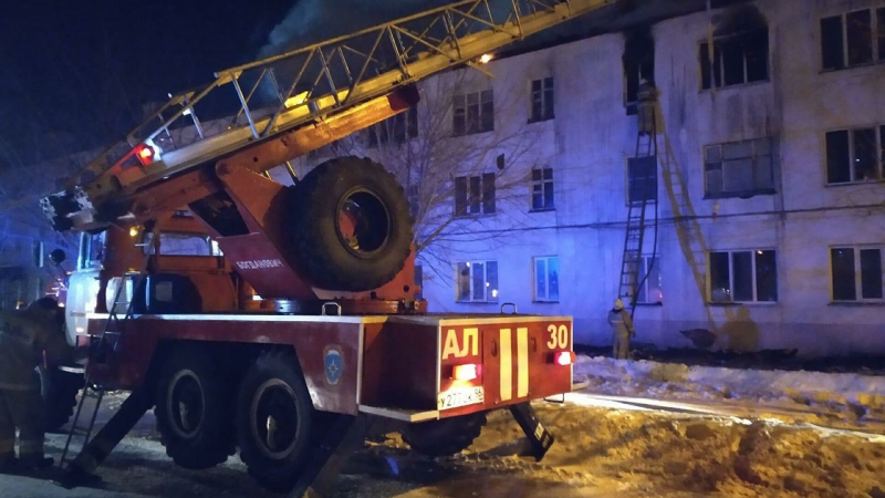 Пожарные потушили огонь в жилом доме в Свердловской области