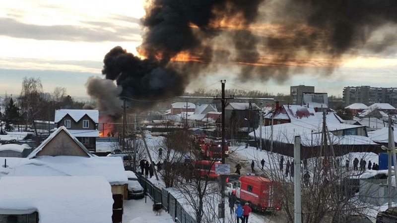 В Новосибирске потушили загоревшуюся цистерну с бензином
