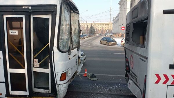 В Петербурге два человека пострадали в ДТП с участием скорой и полиции