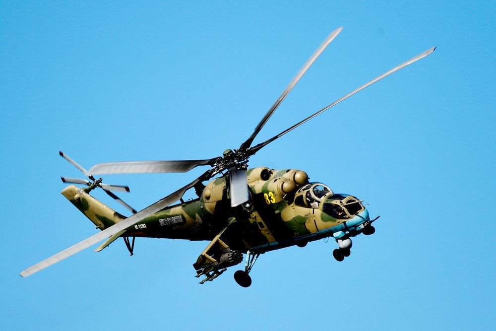 "Куда же они летят?" - в Сети показали видео ударных российских вертолетов у границы с Украиной