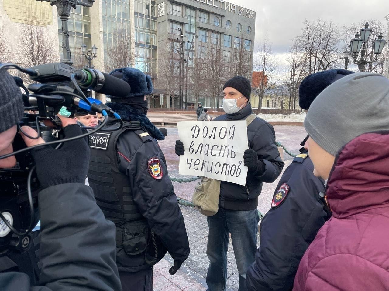 ​"Россия, не трогай Украину”, – в Москве пикеты против войны, начались жесткие задержания