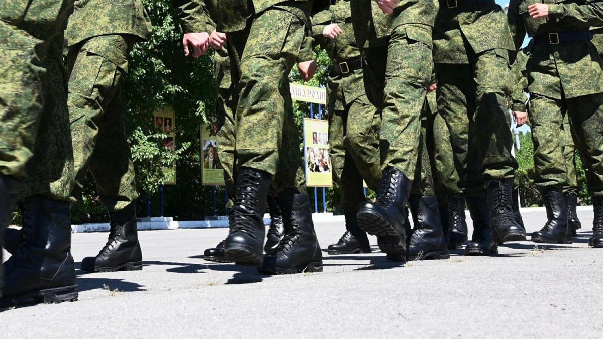 В РФ прапорщик избил два десятка солдат и угрожал им изнасилованием