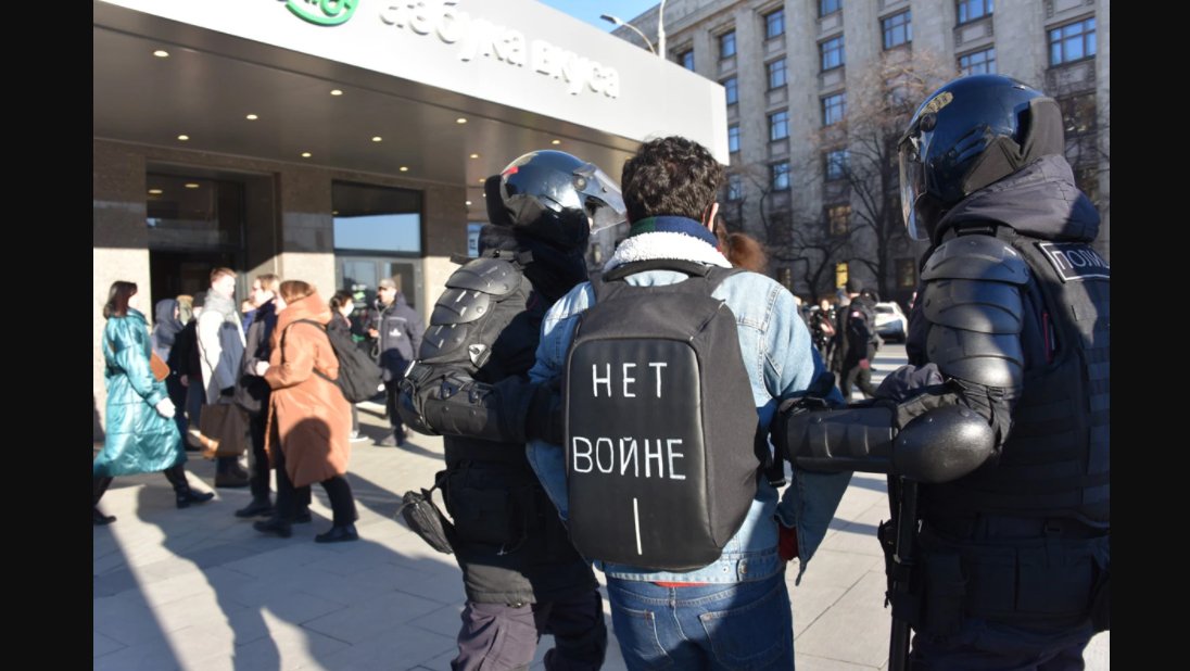 ​Антивоенные протесты в России продолжаются четвертый день: в Сети выложили кадры