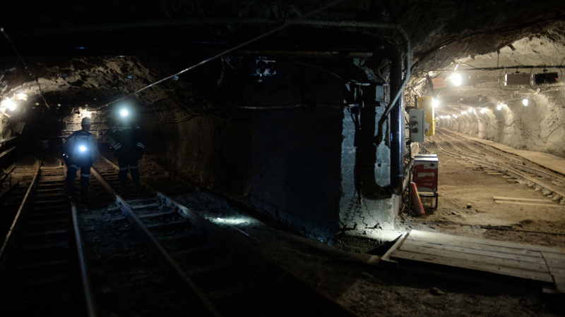 Горнякам, оказавшимся под завалами в шахте под Ростовом, передали еду