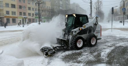 netrezvyj-muzhchina-v-peterburge-povredil-snegouborochnuju-tehniku-863c234