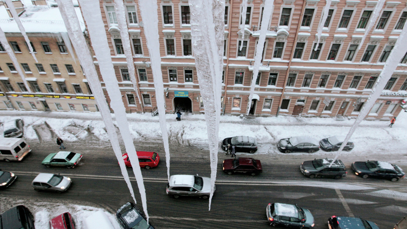 В центре Москвы госпитализировали девушку после падения сосульки