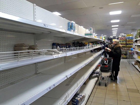 В РФ вводят ограничения на продажу продуктов в одни руки: "Ашан" устанавливает потолок на масло, сахар и крупы