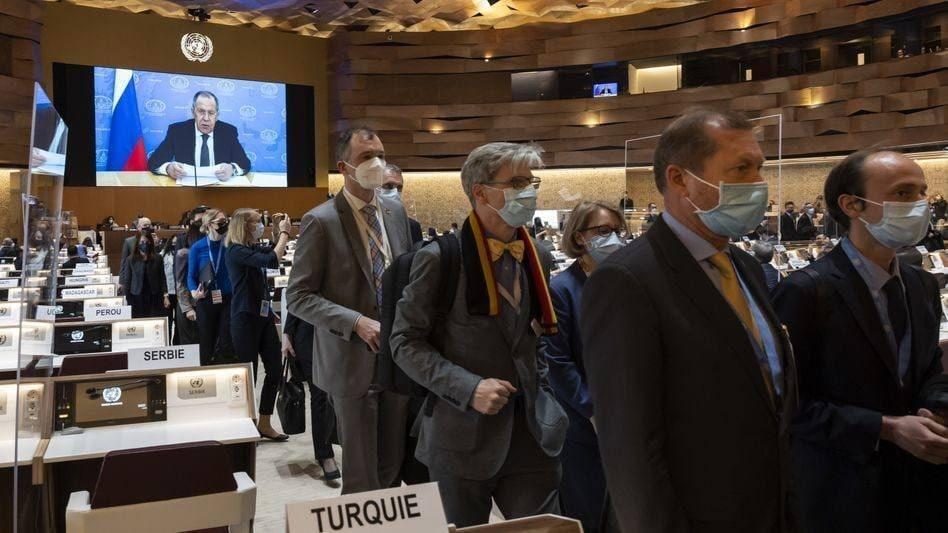 Десятки дипломатов покидают зал Совета ООН перед выступлением Лаврова – исторические кадры