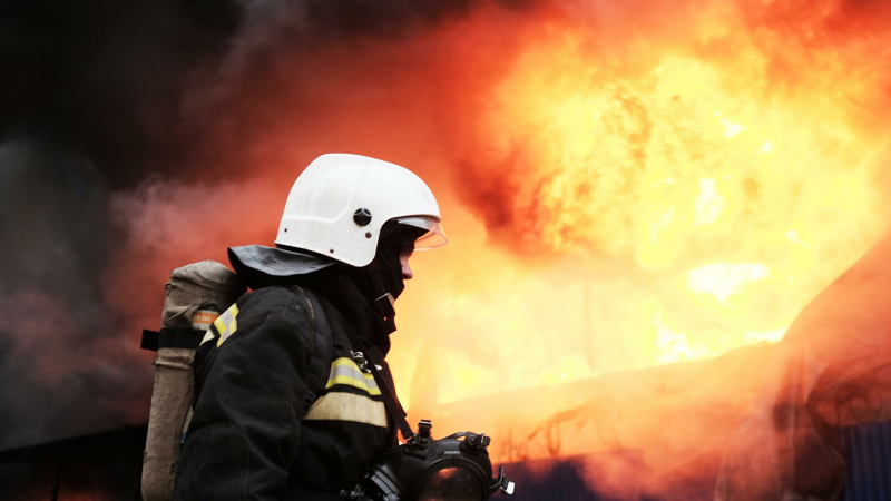 Крупный пожар на вещевом рынке в Магнитогорске ликвидировали