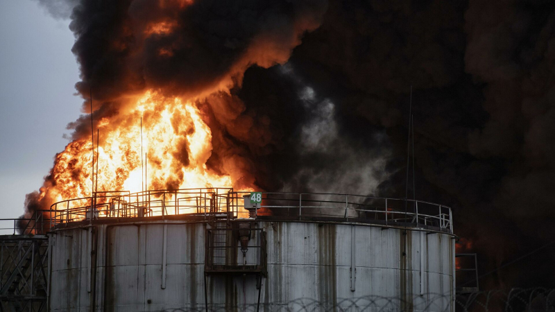 СК расследует нанесение удара по нефтебазе в Луганске