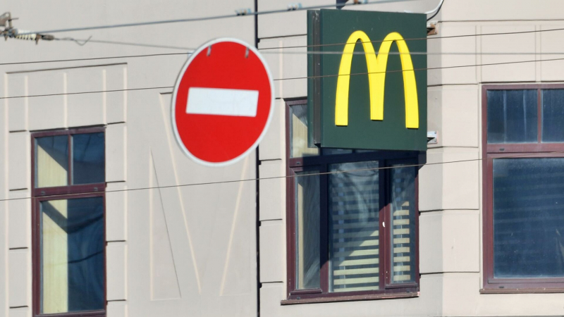 Сына художника Сафронова, приковавшего себя к McDonald's, оштрафовали