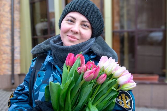 vam-ljubimye-rosgvardejcy-i-policejskie-darjat-rossijankam-cvety-d58ee26