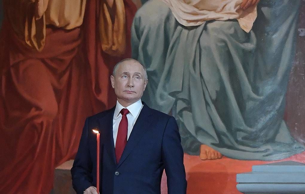 Кремль выдал фото Путина с пасхальной службы 2021 года за свежее