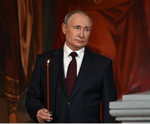 Кремль выдал фото Путина с пасхальной службы 2021 года за свежее