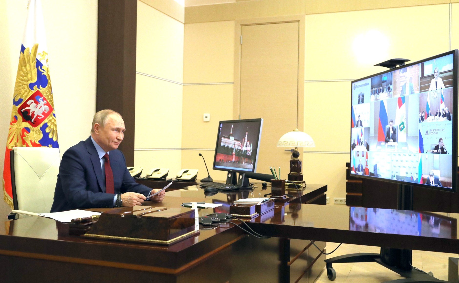 Снимки Путина с похорон Жириновского вызвали вопросы о здоровье президента РФ