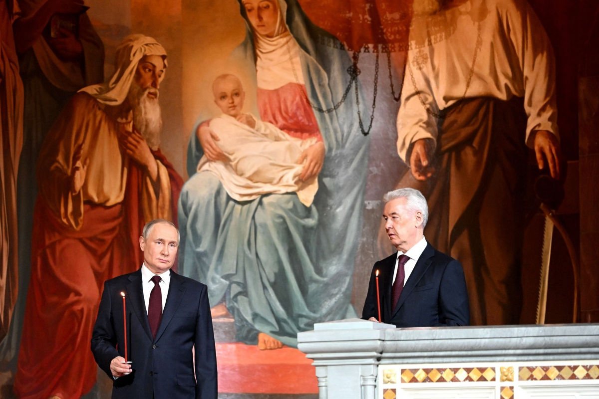 ​В видео, где Путин крестится в церкви после убийства младенца в Одессе, нашли странность