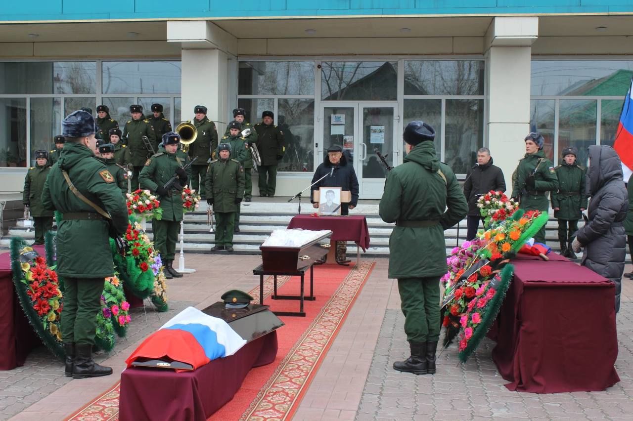 ​Гробы из Украины приходят ежедневно – в Бурятии спорткомплекс превратился в похоронный зал