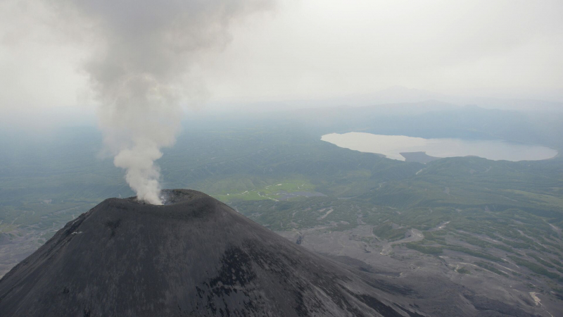 На Карымском вулкане на Камчатке произошли пепловые выбросы