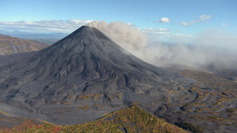 На Карымском вулкане на Камчатке произошли пепловые выбросы